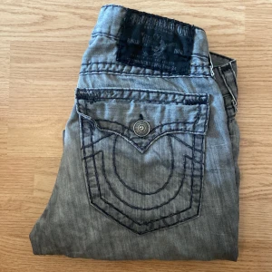 True Religion Jeans  - !skicka bud för snabb affär! Feta true religion jeans, strl 33 i midjan. Säljer för billigt cuz i need cash. Bra skick. Skriv om ni undrar någonting eller om ni vill ha fler bilder 📲