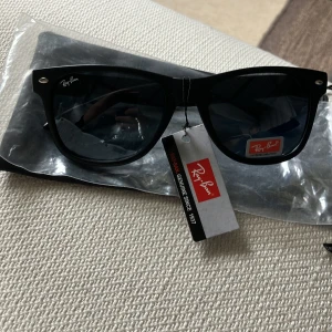 Rayban glasögon - Säljer mina sprillans nya Raybans. Vet inte vad det är för modell men nån boyfriend liknande. Hör av vid frågor