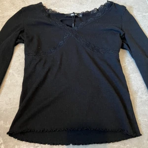 Söt svart långärmad tröja💞 - Fin långärmad tröja, skriv vid intresse eller frågor💘Pris kan diskuteras💞