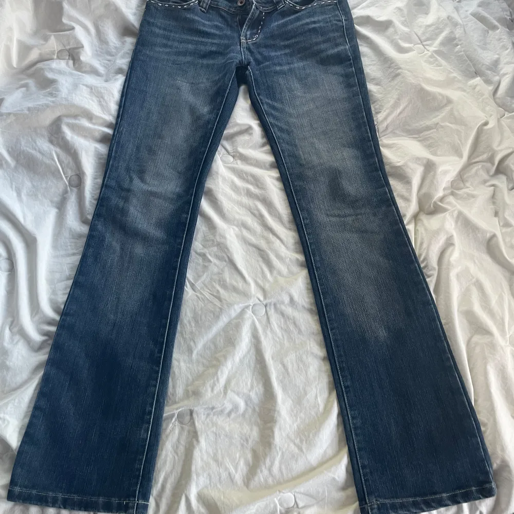 jättefina missy jeans som jag köpte här på plick, men tyvärr var de för små. De har bootcut modell. Midjemått: 38cm tvärs över. Innerbenet: 82cm. De passar perfekt i längden på mig som är 172😊. Jeans & Byxor.