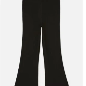 Svarta Flare leggings - Dessa leggings är helt oanvända och i perfekt skick. Säljer de eftersom de är för små för mig (xs/164)