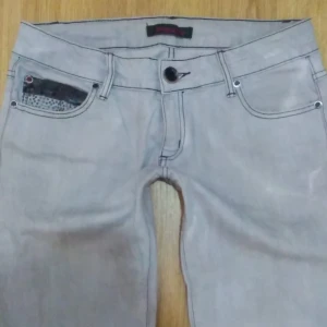 Coola jeans  - Grå jeans som är vinteg och super coola .   Har bara använt några få gånger har några små Fleck men kan tvättas.  Jag är 172cm   Kom privat för några mer frågeställningar. Mitt Swish är i min bio💕💕💕