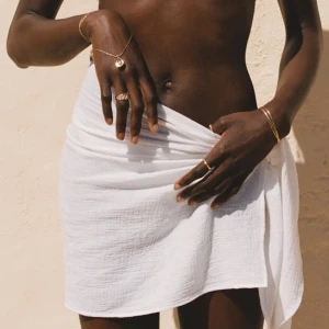 Beach club sarong från bikbok  - Jag säljer en jättesnygg svart beach sarong kjol från BIKBOK. Helt oanvänd och är i nyskick. Passar perfekt till sommaren, utomlands och fester🤩🥳Köpte förra året och jag har endast testat en gång och tyvärr tagit av lappen. Pris kan diskuteras 💕💕