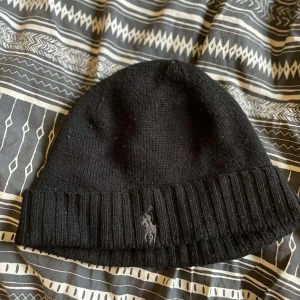 Polo Ralph Lauren Mössa - Mössan är i använd skick. Prutat och klart eftersom har redan sänkt priset en gång.