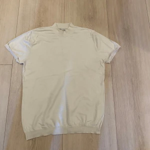 Tight t-shirt - Liten i armarna men annars som en strl M