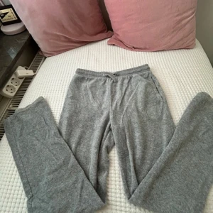 juicy byxor - jätte bra skick men säljer tyvärr för dom rä för små för mig. skriv om ni vill få fler bilder