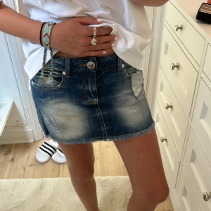 Gammal zara kjol - Jättesöt zara kjol köpt secondhand som är storlek 11-13 men skulle säga att den passar 13/14 åring🤗🤗 aldrig andvänd med snygga detaljer på🥰❤️ pris kan sänked inom snabb affär 