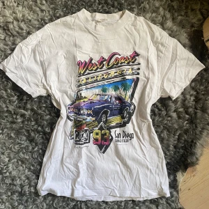 T-Shirt Brandy Melville - T-shirt från Brandy Melville med tryck på framsidan. I ”one size”, men skulle säga att den passar mellan XXS-S