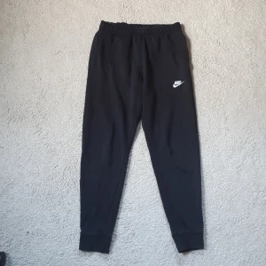 Nike mjukisbyxor - Nikes "sportika" mjukisbyxor i strk S. Pris: 80kr