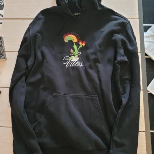 Vans hoodie  - Köpt på Carlings Katt finns i hemmet Strl S