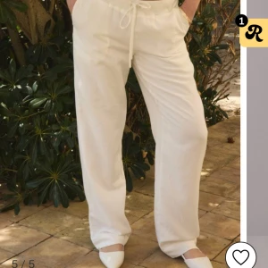 Linnebyxor - Jag säljer nu mina linnebyxor från Nelly på grund av att jag valde fel storlek. Dem är i jätte fint skick. Jag säljer de för 280 och ny pris är 499