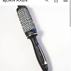 Björn Axén Värmeborste  - Säljer min Björn Axén värmeborste i 38mm. Säljer den eftersom att jag köpte den och bara använt en endaste gång. Är inte hemma just nu det är därför bilderna är tagna från internet men kan skicka bild på den till de som är intresserade. Säljer för 40