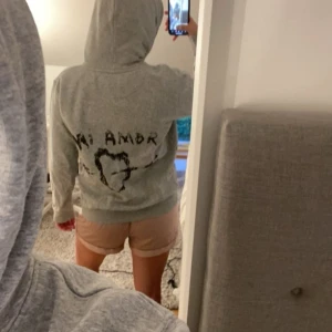 Mira Paris ”mi amor” hoodie - Säljer denna skitsnygga Mira Paris hoodien! Originalprodis på zalando är 1700kr, den är nu helt slutsåld!!!💕 Säljer för endast 700kr!🤗 Inte använd alls mycket och i jättebra skick! 