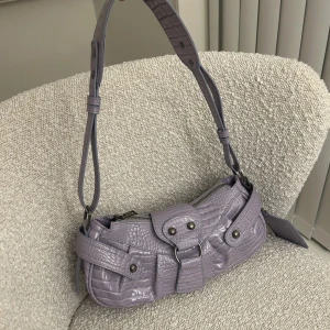 Urban Outfitters väska  - Väska köpt på Urban Outfitters för ca 650kr! Väskan är i suuuper fint skick, ser som ny ut och har inte ett enda litet märke på utsidan, dock som ni kan se på sista bild så har jag spillt lite smink, går säkert att ta bort om det är något som stör☺️