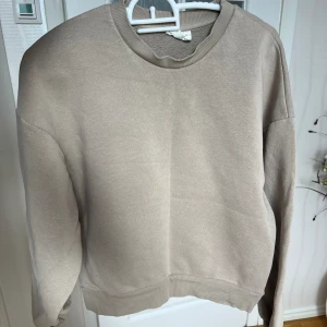 sweatshirt - gina tricot  - Använt skick men fortfarande fin och bekväm! 
