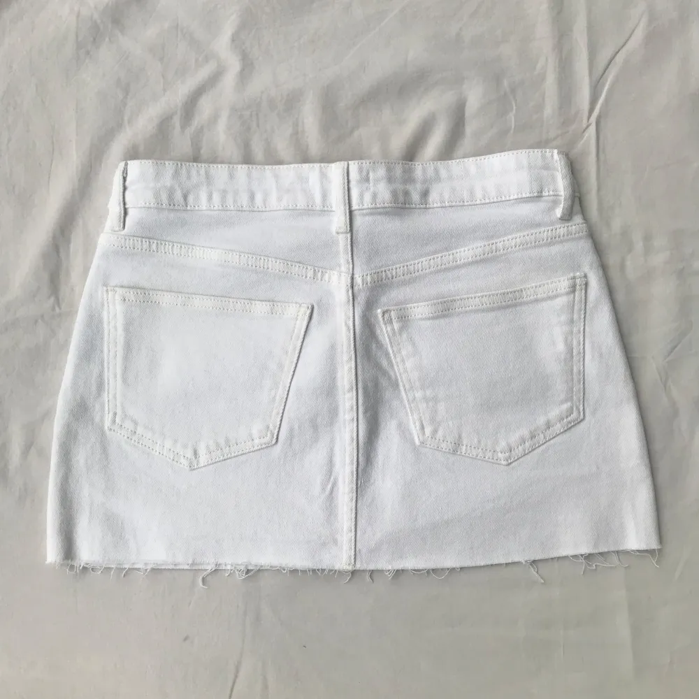 Perfekt kritvit minikjol som är ny och oanvänd ✨mjukt jeansmaterial med stretch . Kjolar.