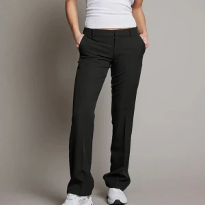 säljer lågmidjade kostymbyxor💖 - fina lågmidjade kostymbyxor från bikbok💖 pris kan diskuteras 🥰innebenslängd- 79