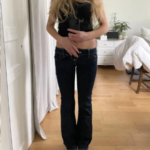 Lågmidjade bootcut jeans - snygga jeans i bra skick från guess jeans 
