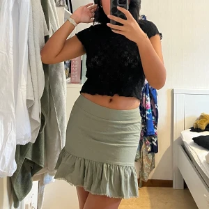 Khaki grön mini kjol - Khakigrön kjol köpt på utomlands, i storlek S! Inte riktigt min färg därav aldrig använd 