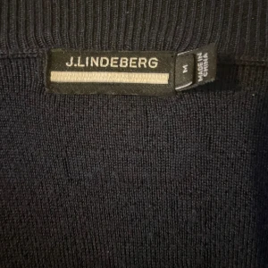 J Lindberg cardigan  - En j Lindberg cardigan med J Lindberg märket på vänstra armen! Tröjan är i mycket bra skick och nypriset är 3000kr! Det är en dam jacka och dam storleken är medium med i herr passar den small! Skriv för fler frågar angående fler bilder eller pris!