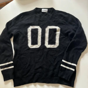 Dondup 100% cashmere collegetröja  - Skick 8/10  Storlek: S  Modell på bilden:  Längd: 178cm  Vikt: 74kg  100% cashmere  Svart/vit 