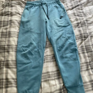 Nike tech fleece ljusblå byxor - Storlek Medium Använda men är i fräscht skick Finns ett väldigt ”hål” som defect (se bild)