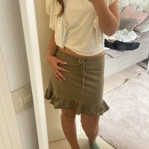 Söt kjol - Söt kjol med knytdetalj där fram  