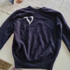 VonStudio Sweatshirt - En sweatshirt som köptes av mig i julas men har nu krympt en del i tvätten o säljer därav den. Inte använts så värst mycket o är fof i gott skick. Skulle troligen passa folk som är ca 165-170 Nypris : Ca 800kr