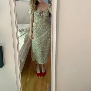 Blommig sundress - Denna klänning är i ok skick, kostade 168 kr och är en av mina favoritklänningar men är för stor. 