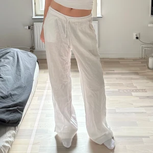 Vita linnebyxor - Använda en gång, säljer på grund av flytt! Skickar omgående 💕💕