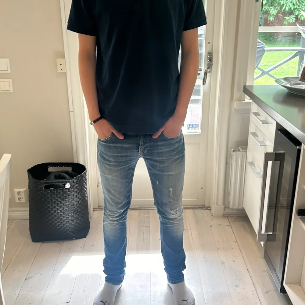 Ett par feta Dondup jeans i storlek 31, okänd modell men liknar george/sammy | skick 7/10 lappen sönder se bild 5 | pris kan diskuteras 🔥kom pm för fler bilder eller frågor 😁. Jeans & Byxor.