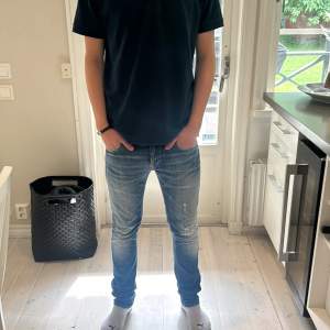 Ett par feta Dondup jeans i storlek 31, okänd modell men liknar george/sammy | skick 7/10 lappen sönder se bild 5 | pris kan diskuteras 🔥kom pm för fler bilder eller frågor 😁