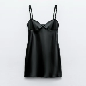 Satinklänning - Jättefin klänning i nyskick från zara. Säljer då den inte passade mig och hann inte skicka tillbaka 🫶🏻🫶🏻