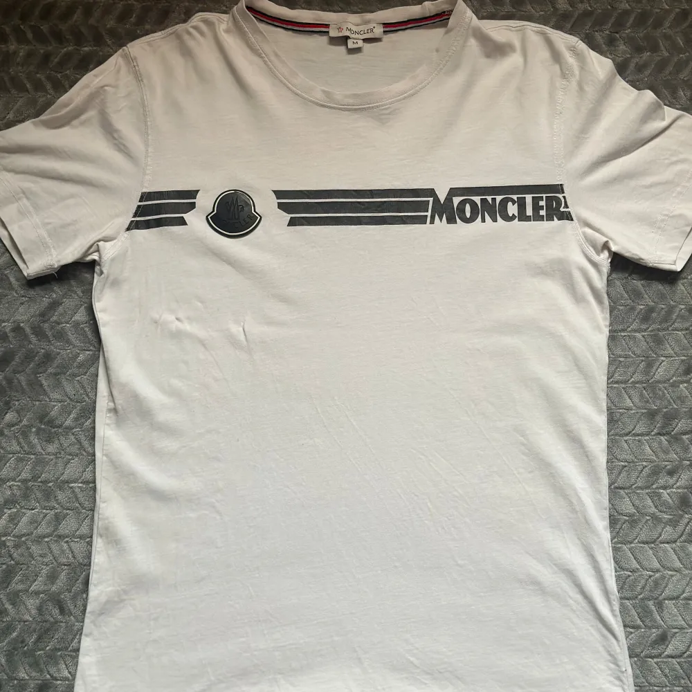 En fin T-shirt frpn märket Moncler Den är använd i gott skick.. T-shirts.