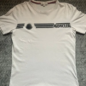 Moncler t-shirt - En fin T-shirt frpn märket Moncler Den är använd i gott skick.