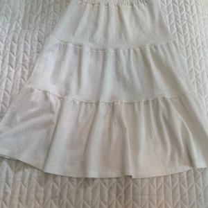 Vit långkjol - En vit långkjol från gina Young i strl 134/140💕 säljer då den är för kort för mig, superbra skick!