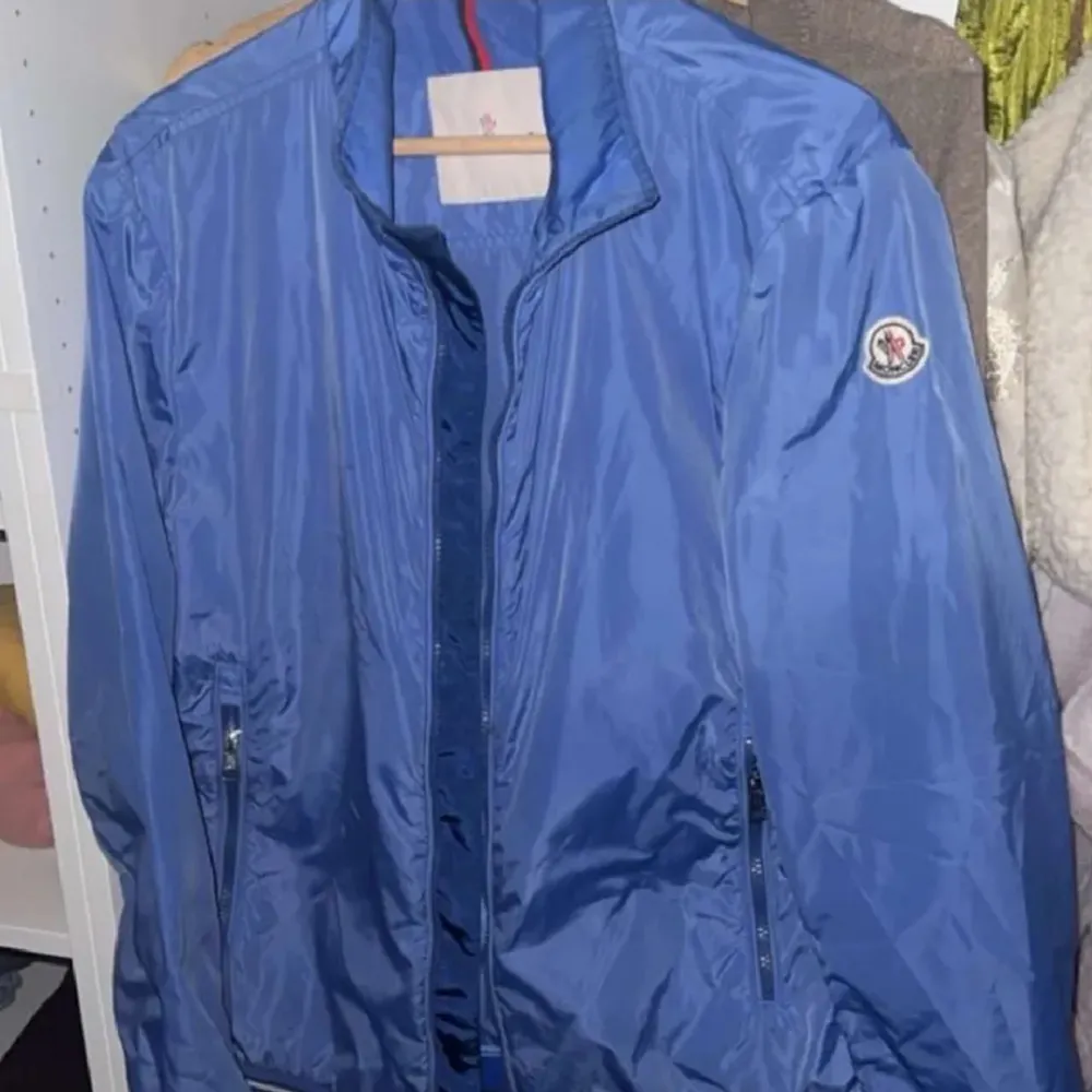Fet Moncler Windbreaker! Skick 9/10 Använt fåtal gånger. Storlek 3 men passar S. Nypris är 6499! Passar jätte bra för hösten . Takit.