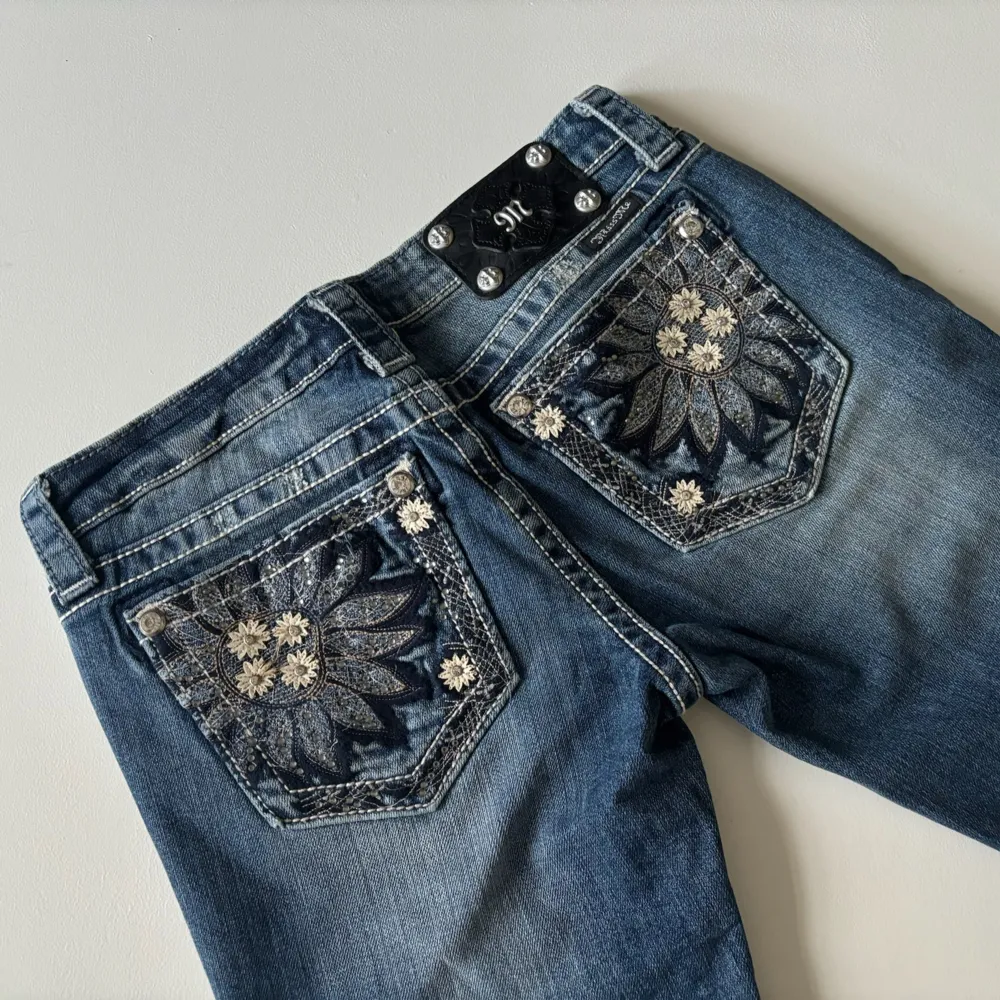 Lågmidjade bootcut jeans från Miss Me. Unika fickor med blommor. Perfekt skick. Mått: Innerbenslängd: 85cm   Midjemått rakt över: 36,5cm Midjemått: 78,5cm Modellen är 166cm lång. Fler bilder finns. Skriv gärna ifall du har några frågor! 💗. Jeans & Byxor.