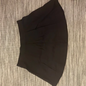 Kjol - Svart utsvängd kjol i storlek L.  Oanvänd