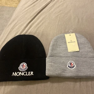 Monclear mössor  - Säljer två stycken monclear mössor som aldrig har varit använda, säljer båda tillsamans för bra pris