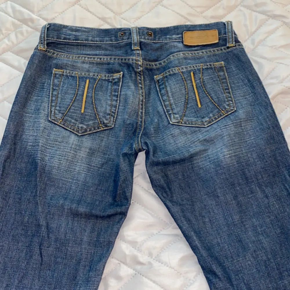 Säljer dessa lågmidjade jeans! Vet inte exakt storlek men skulle gissa på ungefär xxs.Är 169 cm och är för små i mina höfter. Passar medellånga med lite smalare höfter! . Jeans & Byxor.