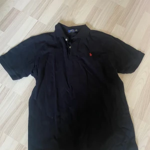 Polo Ralph Lauren Tröja - Säljer en tröja i märket polo ralph lauren. (Inte äkta) Storlek  XXL men är mer som en L i herr modell. 
