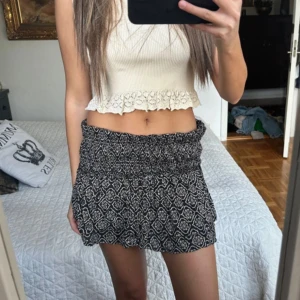 Kjol - Kjol som tyvärr är för stor för mig men såså fin! Från zara i strl m😍