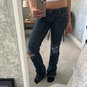 Lågmidjade jeans  - Jeans med superlåg midja, supersnygga men för långa på mig som är 157! Innerbenslängden är 77cm 💕