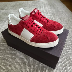 Valentino flycrews! - Tja! Säljer dess sjukt feta Valentino flycrews i storlek 43. Alla nitar kvar, lite slitningar på hälarna - skick 9/10, endast använda ett fåtal gånger därför så bra skick. Pris 4499kr, anledning till försäljning för små. Skriv vid minsta fundering!!