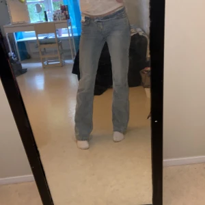 Jeans  - Jeans är helt nya. Dom är förstora för mig de är därför jag vek ner.  Inga fläckar eller skador.  ❤️❤️