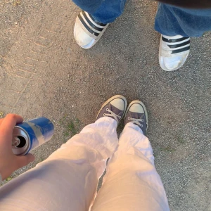 Linnebyxor iza&elles kollektion - Linnebyxor från iza&elles kollektion, i storlek 152. Använda ca 3 gånger och är i ganska bra skick, köpta för 1-2 månader sen och de är ganska genomskinliga💗