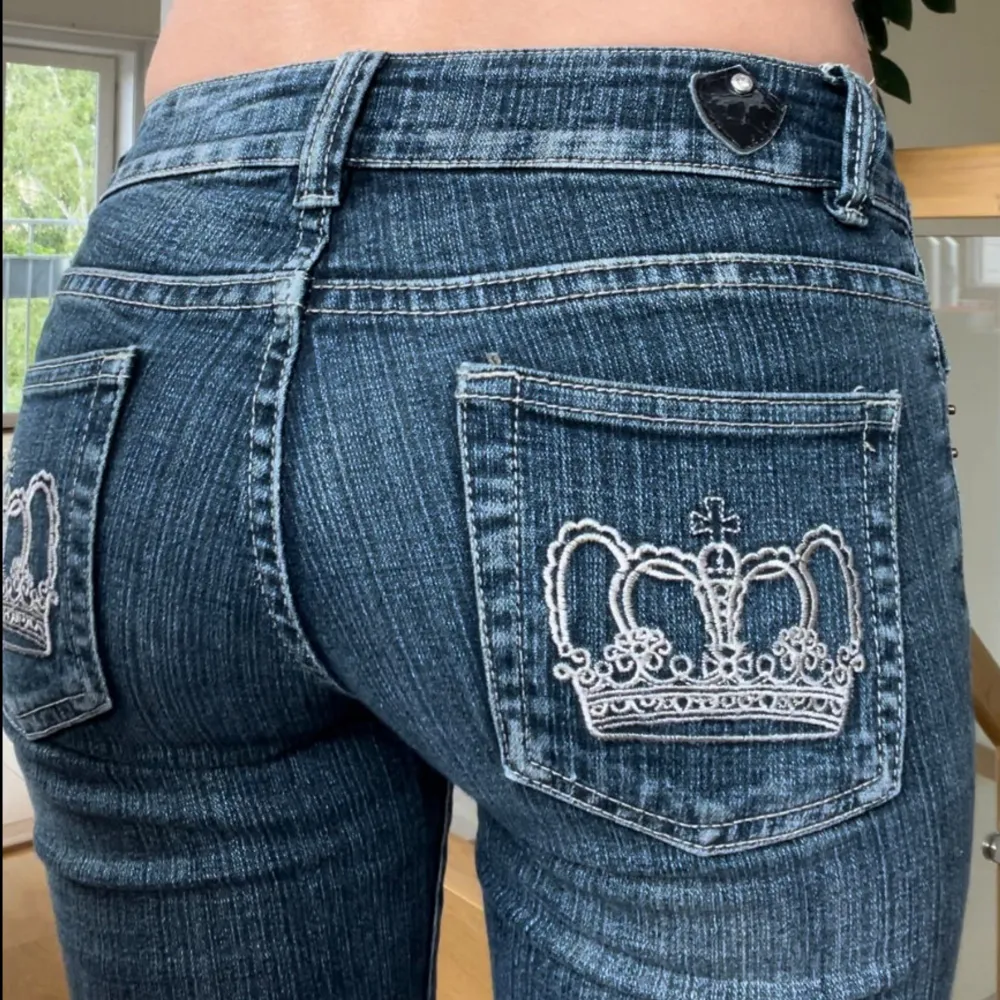 Lågmidjade vintage jeans med detaljer på bakfickorna, liknande Victoria Beckham jeans!! Så snygg passform stretchigt tyg! Midjemått 36 cm o innerbenslängd 85 cm, jag är 178cm💕💕💕. Jeans & Byxor.