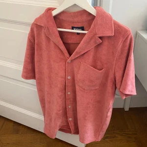 Nikben Frotté Kortärmad Skjorta - Aldrig använd! Endast testad Nypris: 1200 kr Storlek: S (kan passa M)