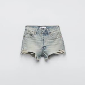Zara jeansshorts  - Jeansshorts med medelhög midja från zara, i nyskick. 